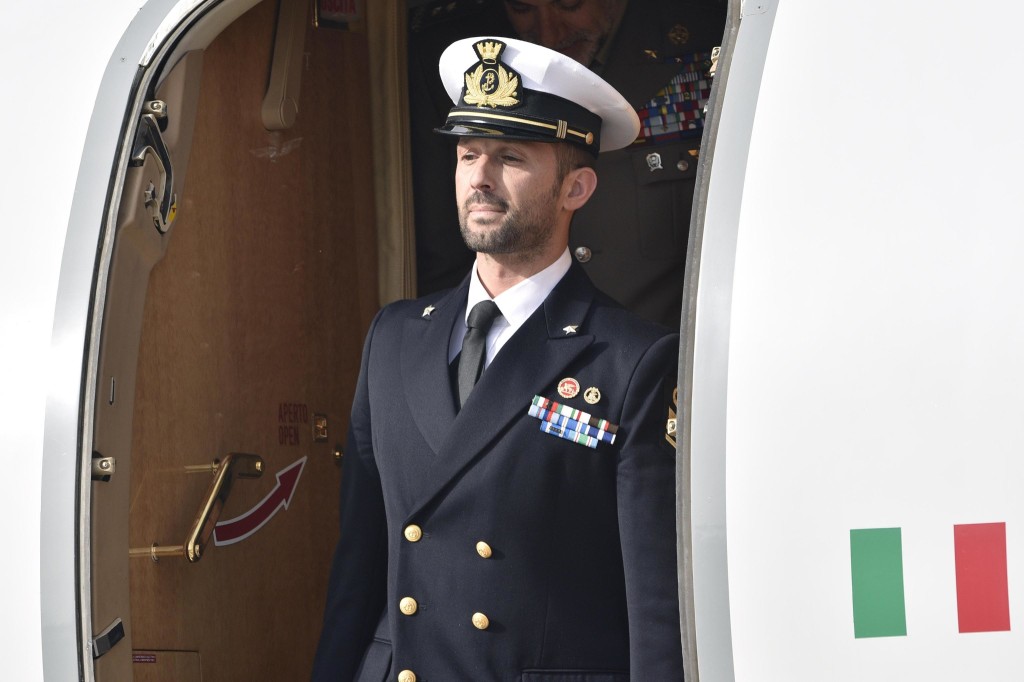 Il maro' Salvatore Girone scende dall'aereo dopo il suo arrivo all'aeroporto di Ciampino, Roma, 28 maggio 2016. ANSA/GIORGIO ONORATI