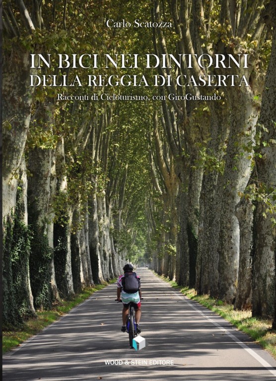 Carlo Scatozza in bici nei dintorni della Reggia di Caserta