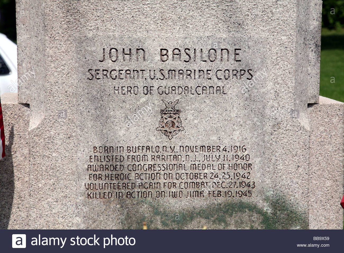 iscrizione-a-base-di-granito-della-statua-in-bronzo-ofgunnery-sergente-john-basilone-eroe-di-guerra-durante-la-seconda-guerra-mondiale-ii-guerra-mondiale-ww2-marines-americani-bb9x59